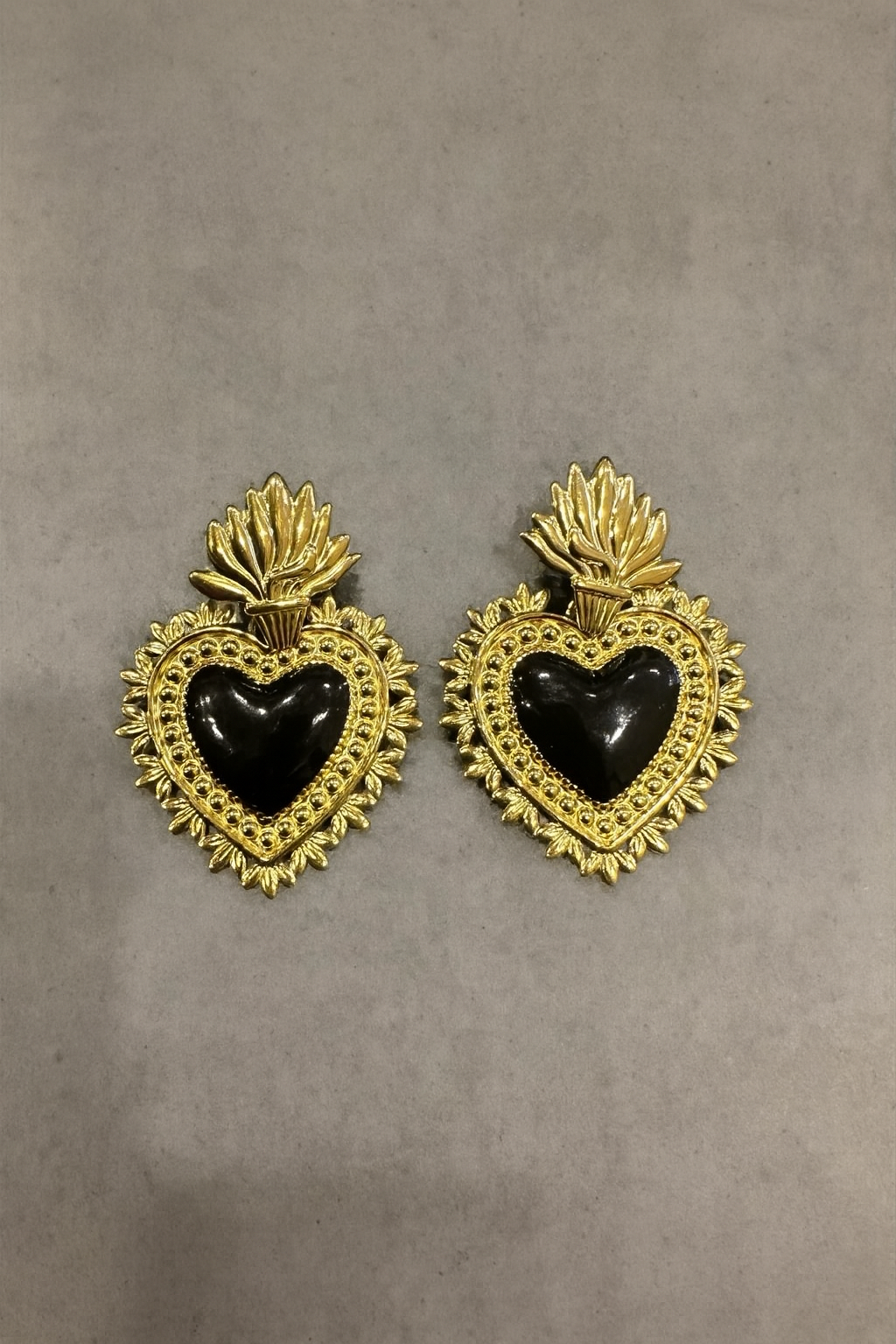 Boucles d'oreilles coeur enflammé, centre noir