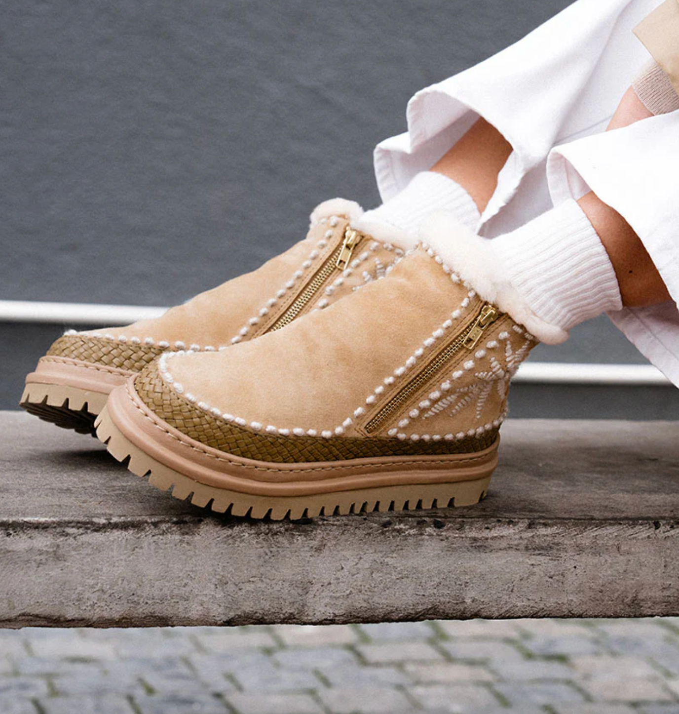 Bottines en daim à fleur LAIDBACK LONDON