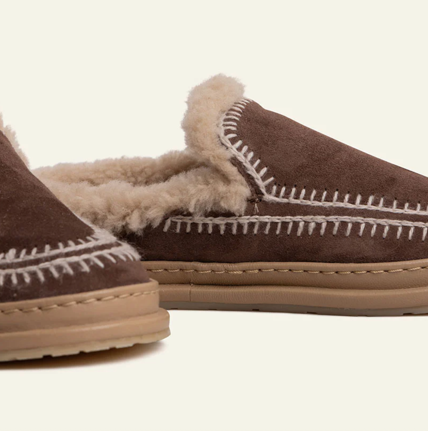 Sabots en daim chocolat LAIDBACK LONDON
