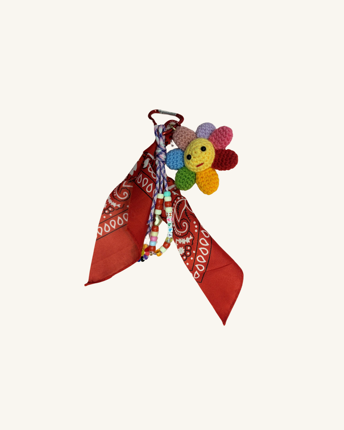 Bag charm bandana rouge et fleur en crochet