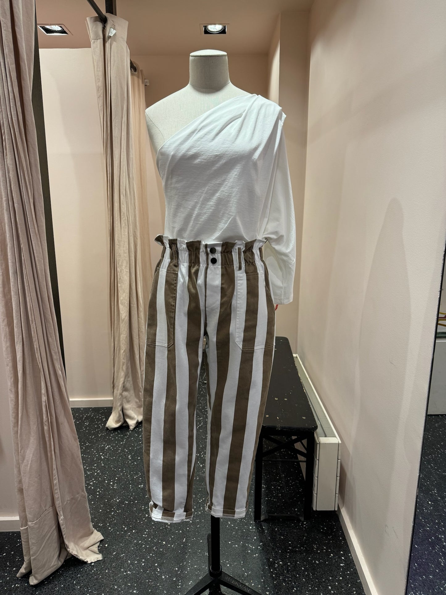 JOHANNA - Pantalon à rayures et boutons