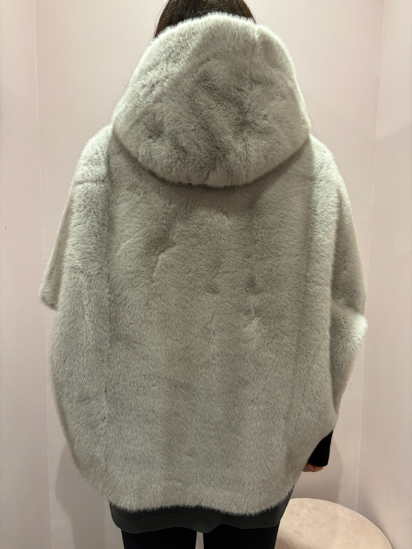 Cape en fausse fourrure grise