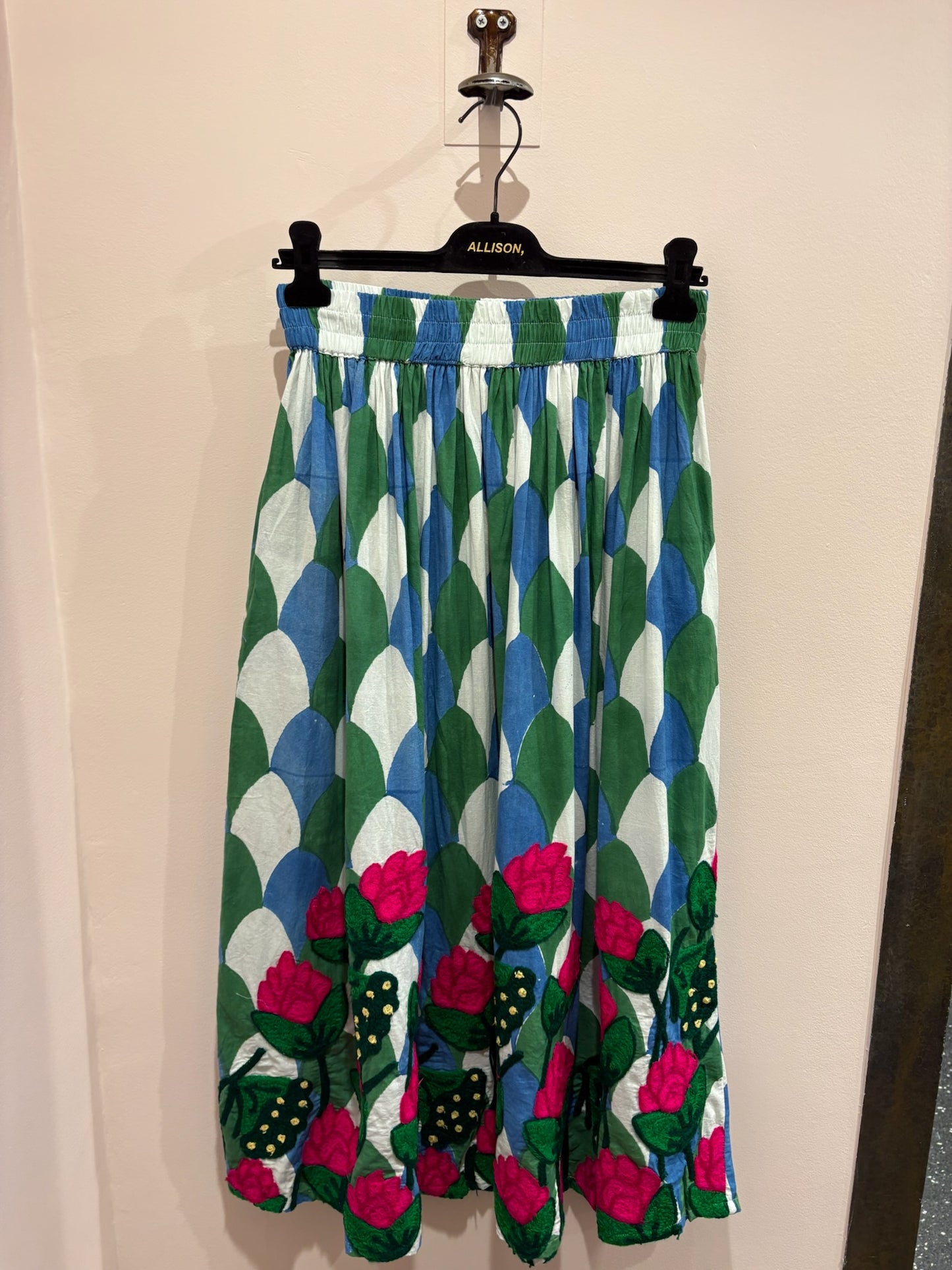 Jupe brodée motif écaille vert & bleu, fleurs roses (laxmi) – XIWIKJ