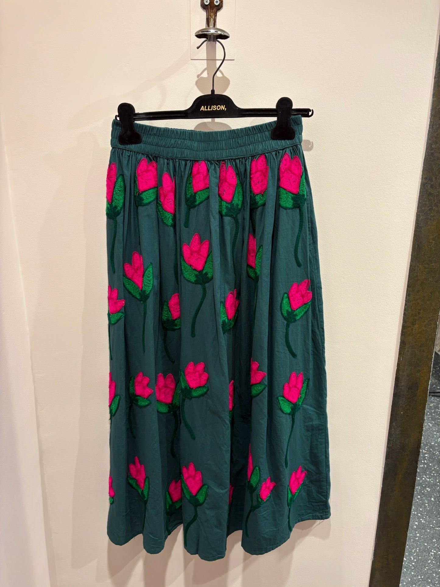 Jupe brodée vert profond & fleurs fuchsia (laxmi khanta)– XIWIKJ