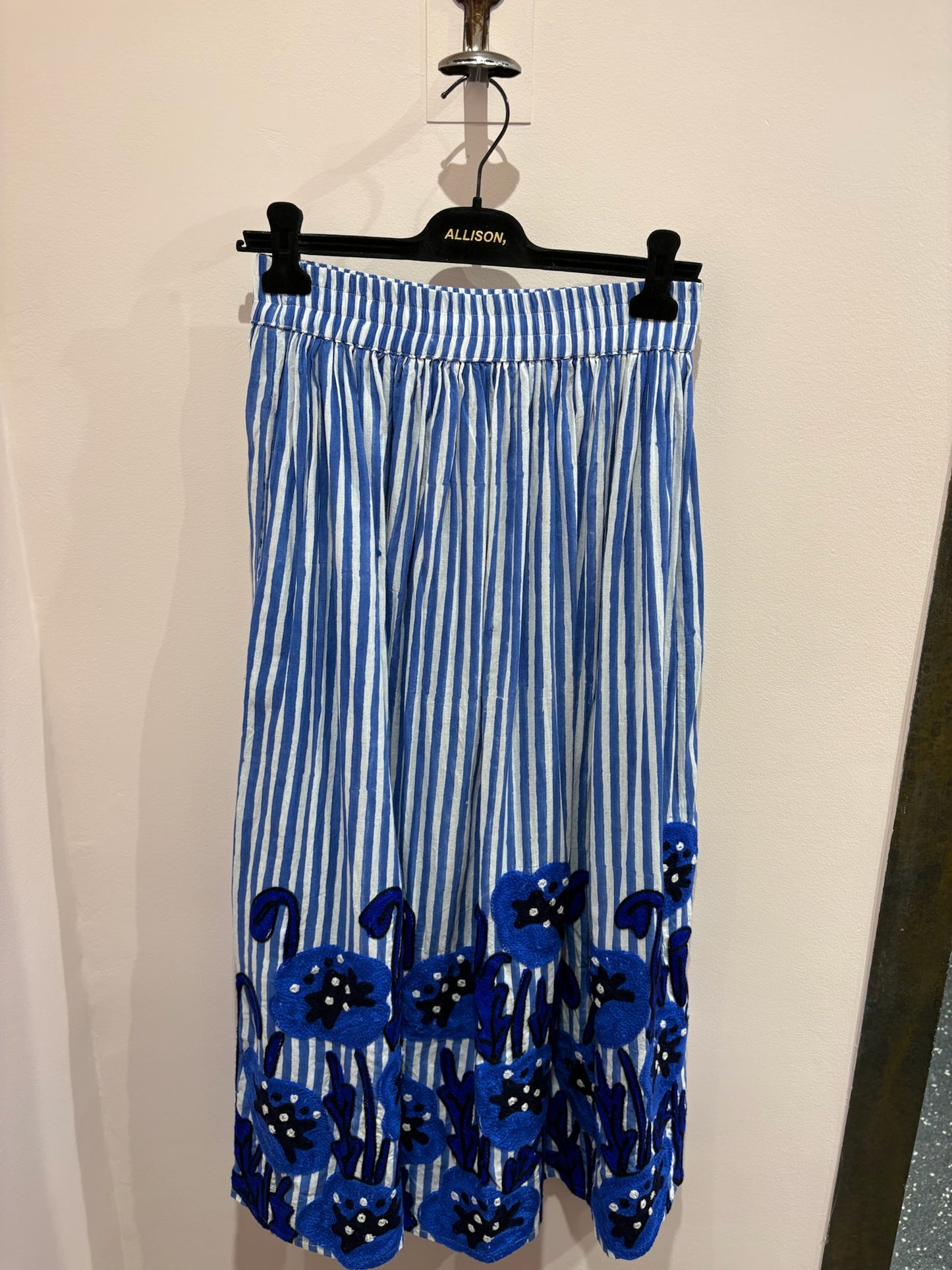 Jupe brodée rayures bleues & fleurs cobalt (selene) – XIWIKJ