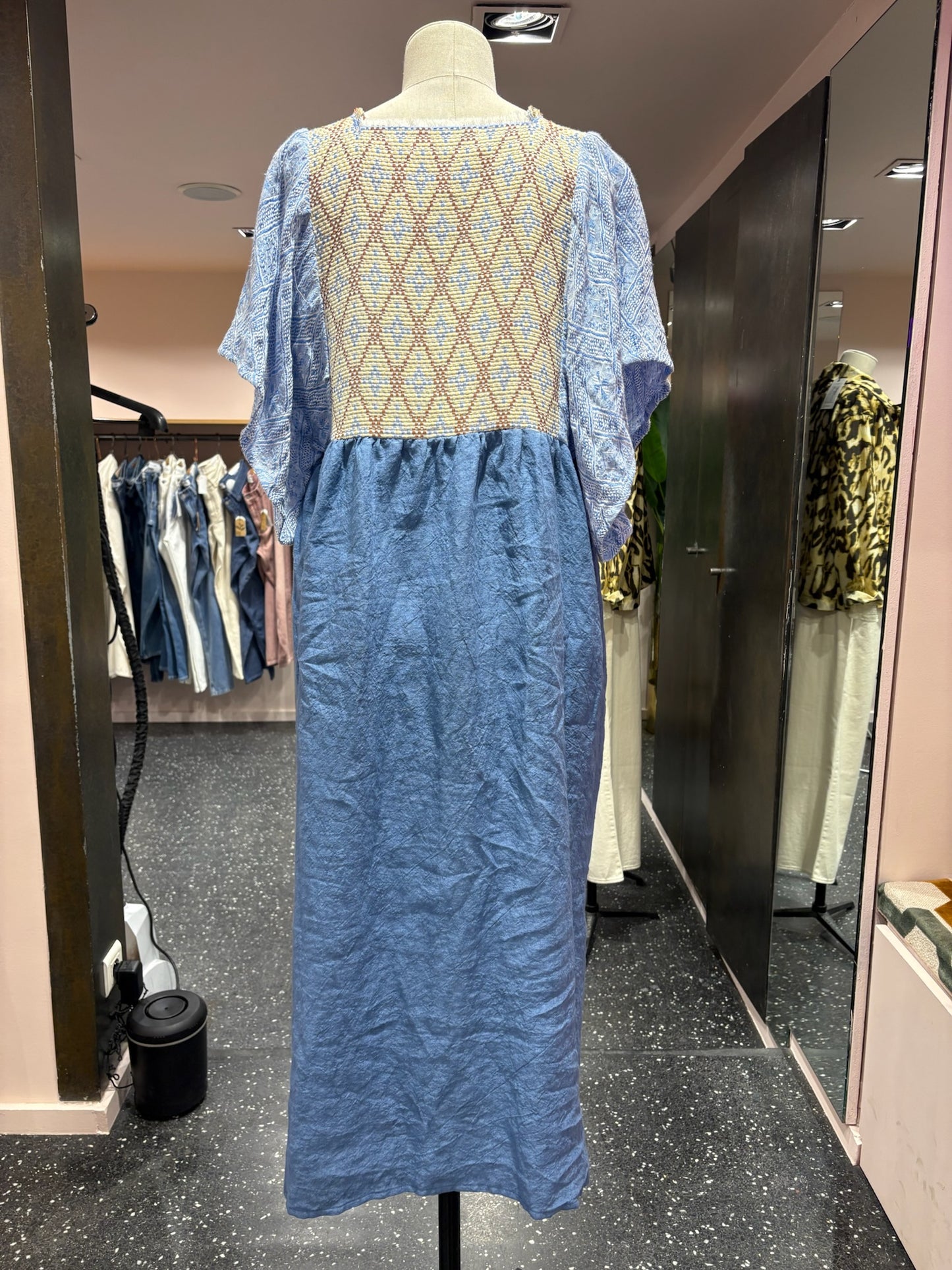 NINA LEUCA – Robe longue bleu délavé & plastron tissé