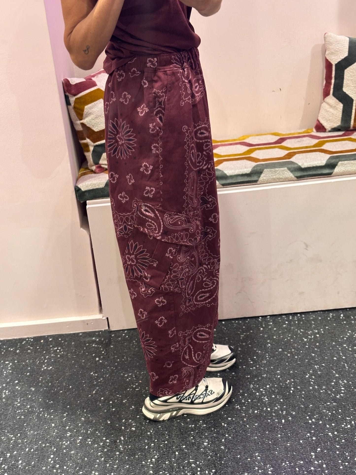 THE CORNER - Pantalon cargo imprimé bandana