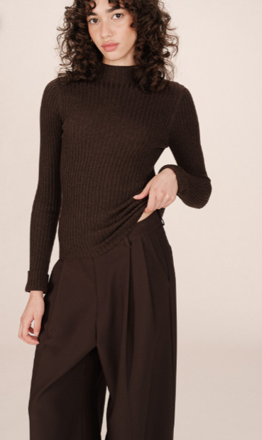 pull saturday chocolat col haut mila and grace par allison