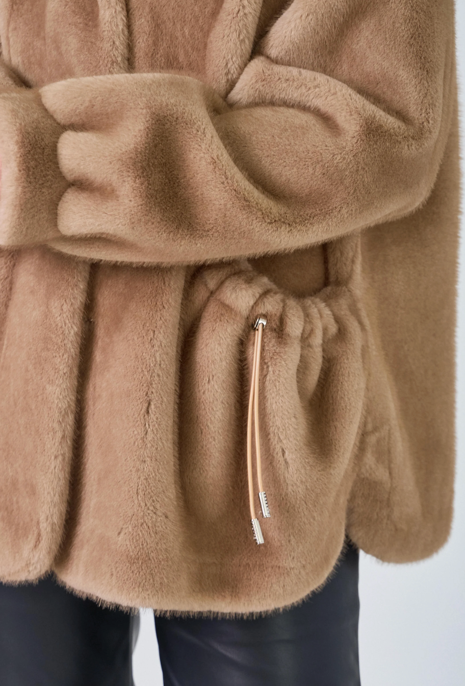 Manteau en fausse fourrure à capuche beige ou marron