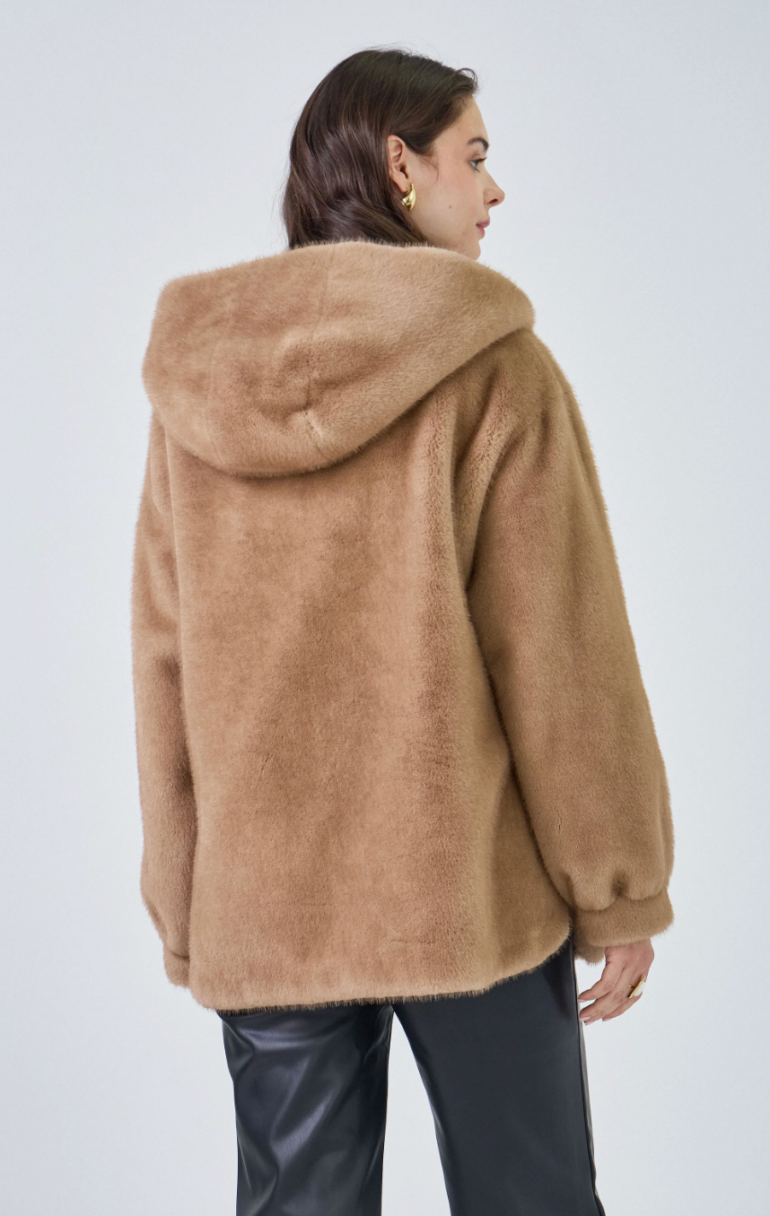 Manteau en fausse fourrure à capuche beige ou marron