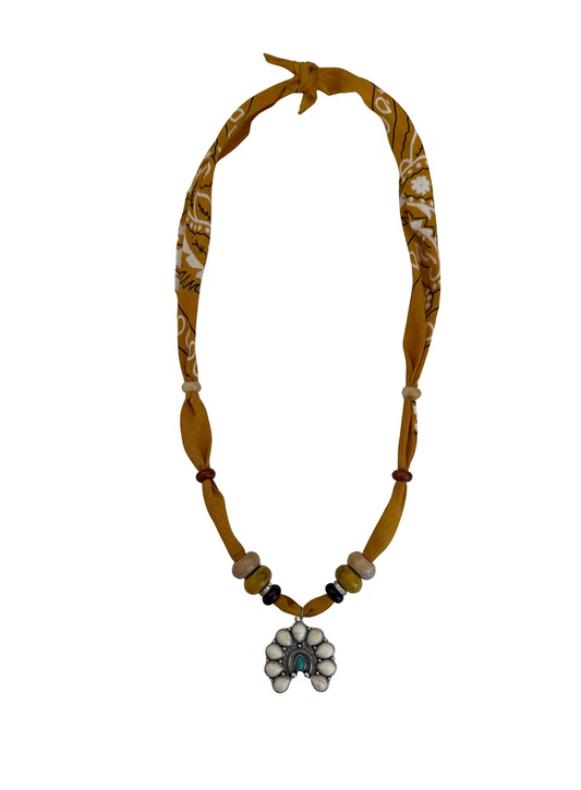 Collier bandana navajo – Demi-lune claire sur fond ocre