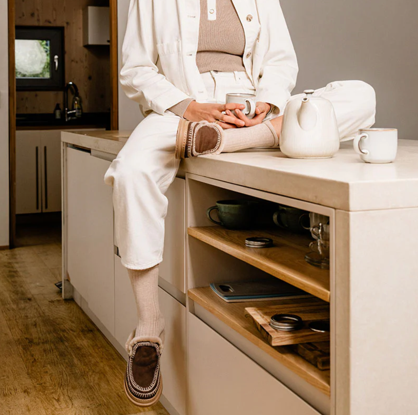 Sabots en daim chocolat LAIDBACK LONDON