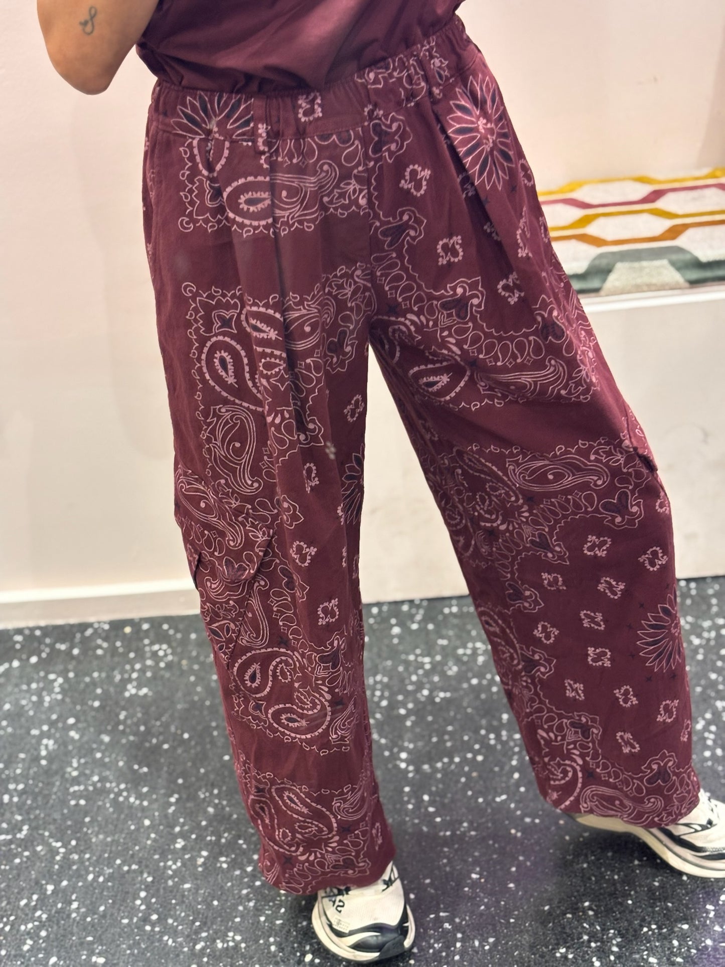 THE CORNER - Pantalon cargo imprimé bandana