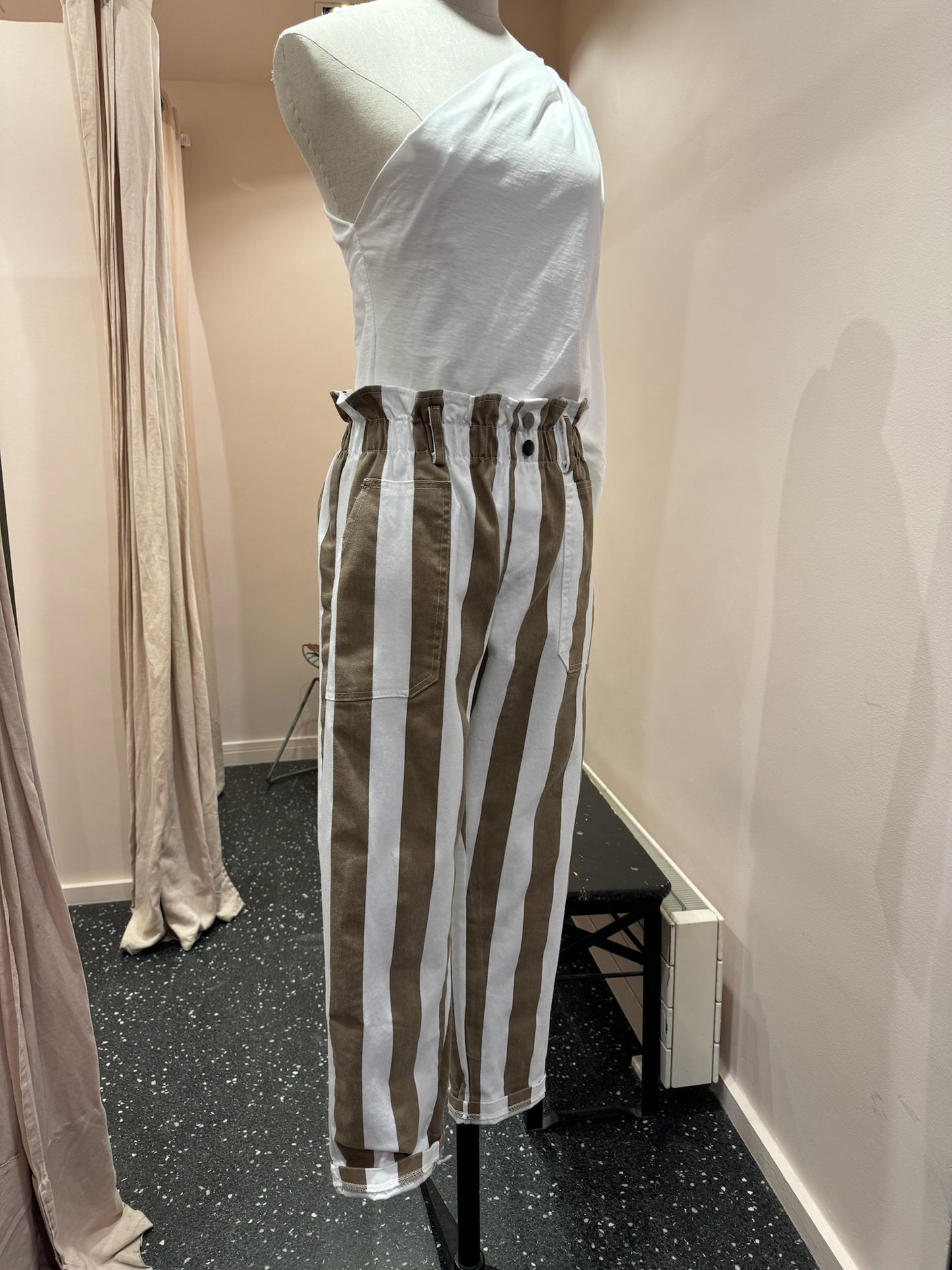 JOHANNA - Pantalon à rayures et boutons