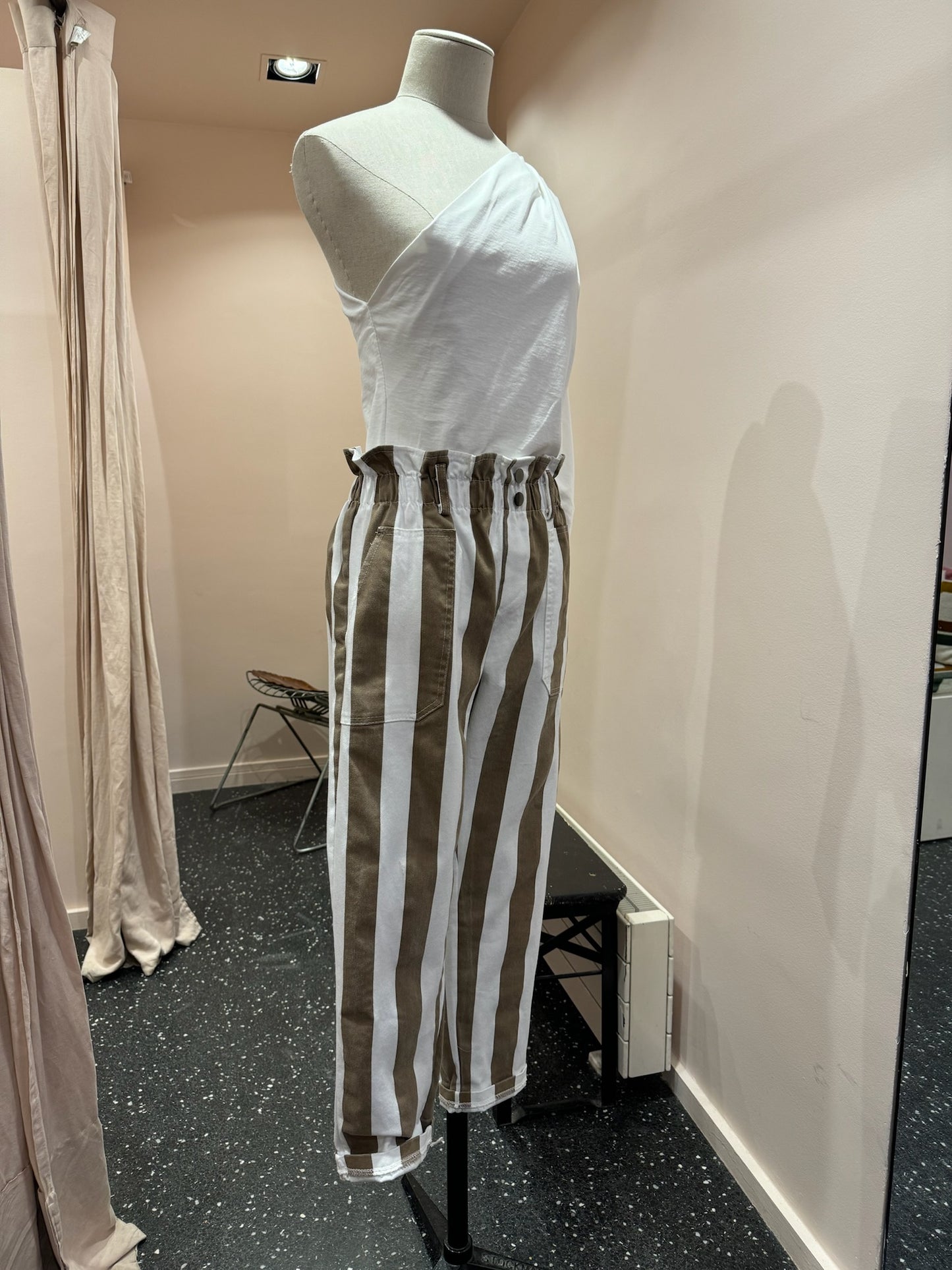 JOHANNA - Pantalon à rayures et boutons