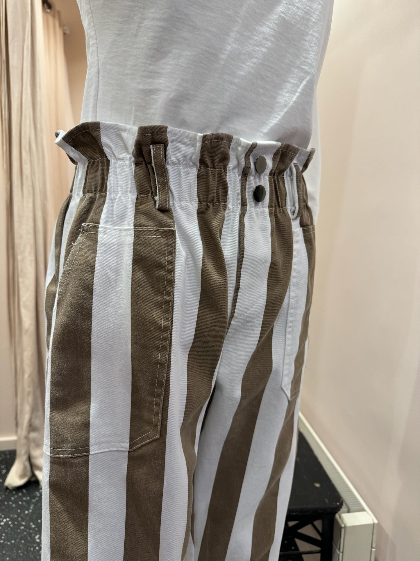JOHANNA - Pantalon à rayures et boutons