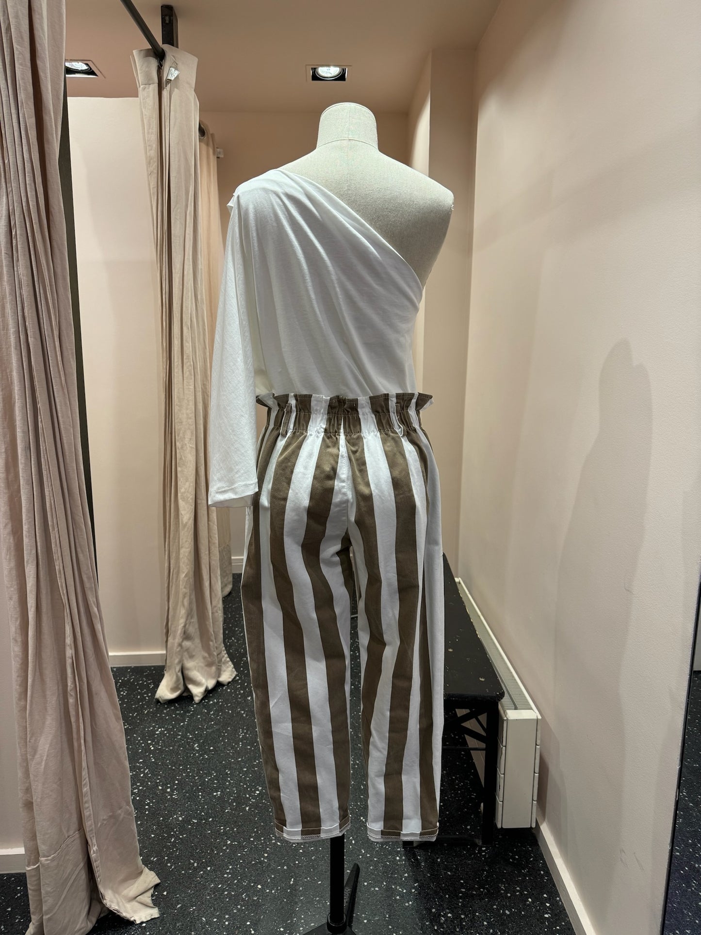 JOHANNA - Pantalon à rayures et boutons