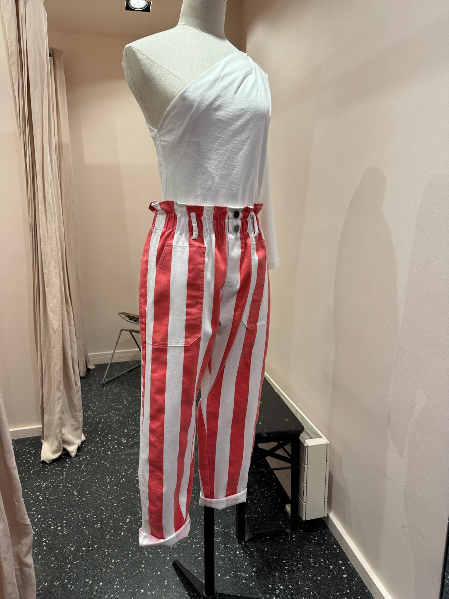 JOHANNA - Pantalon à rayures et boutons