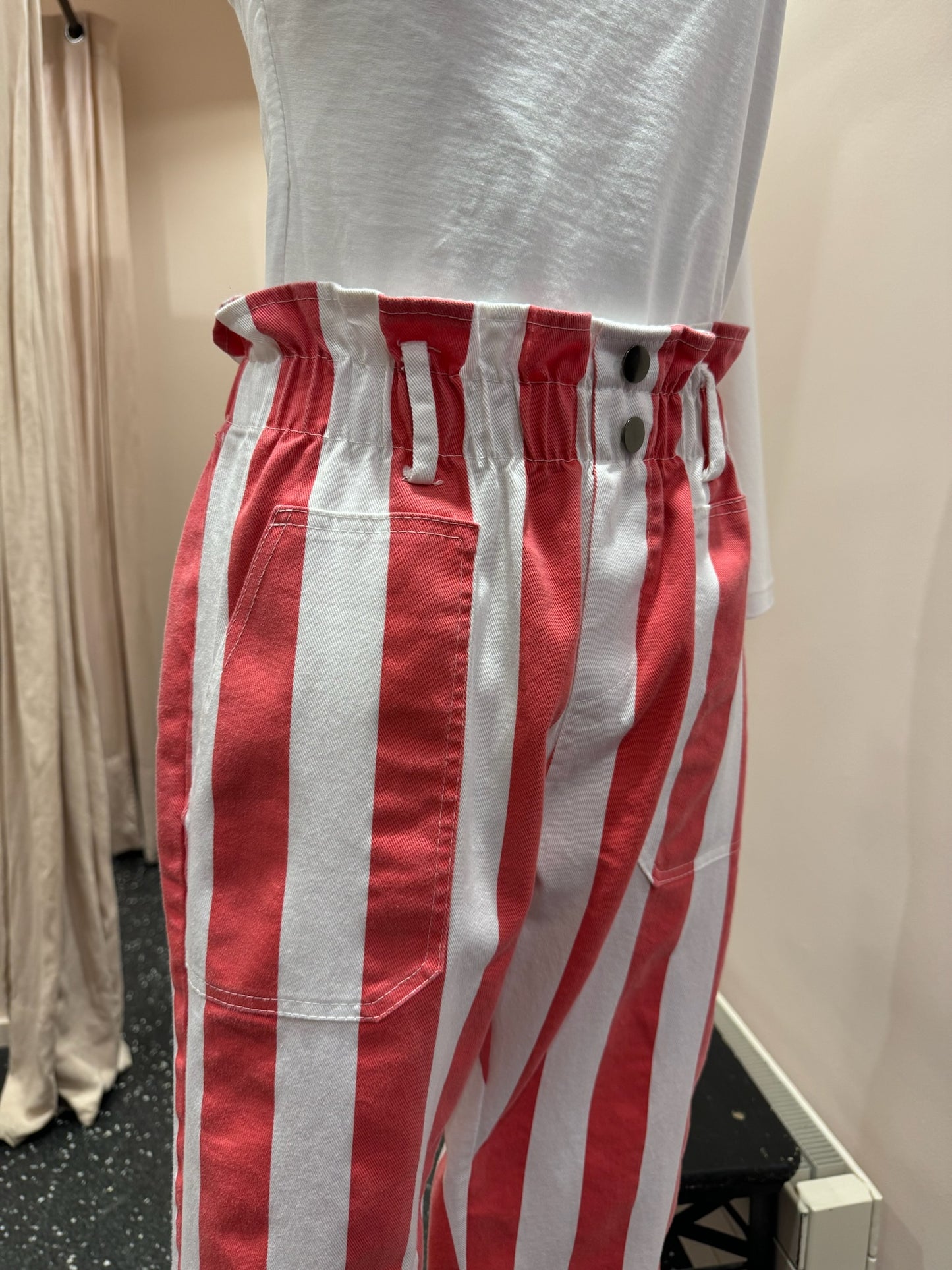 JOHANNA - Pantalon à rayures et boutons