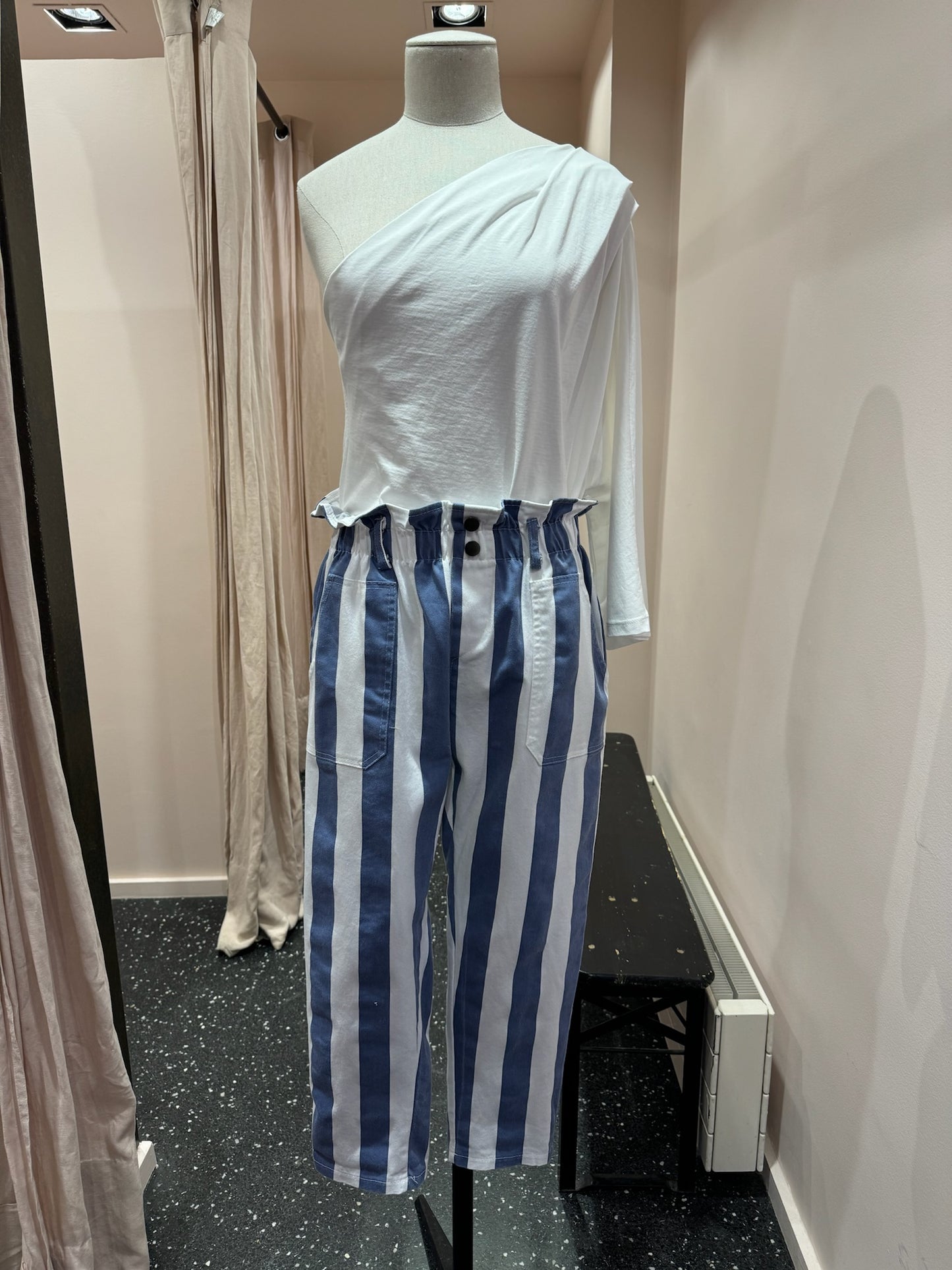JOHANNA - Pantalon à rayures et boutons