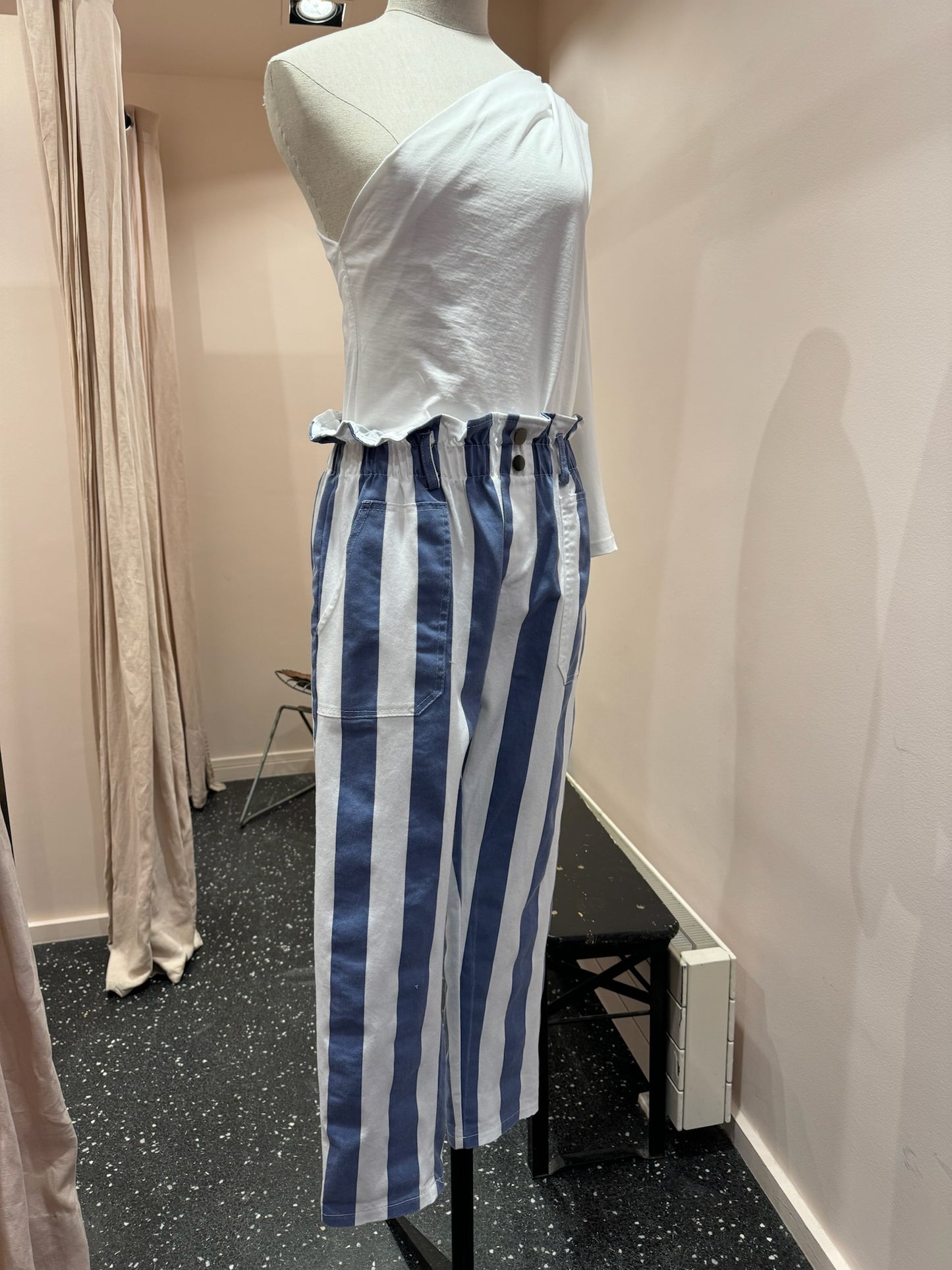JOHANNA - Pantalon à rayures et boutons