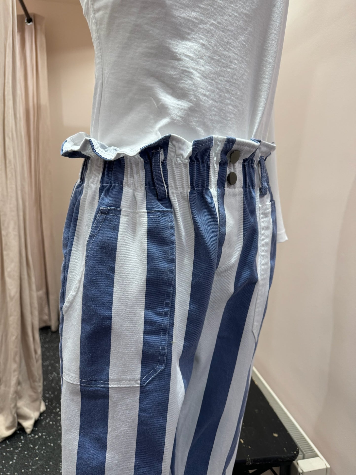JOHANNA - Pantalon à rayures et boutons