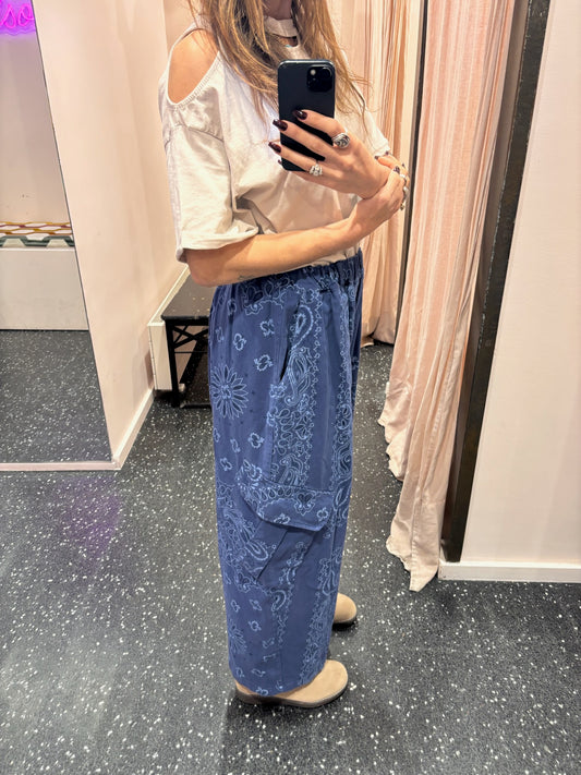 MOMENT- Pantalon cargo imprimé bandana
