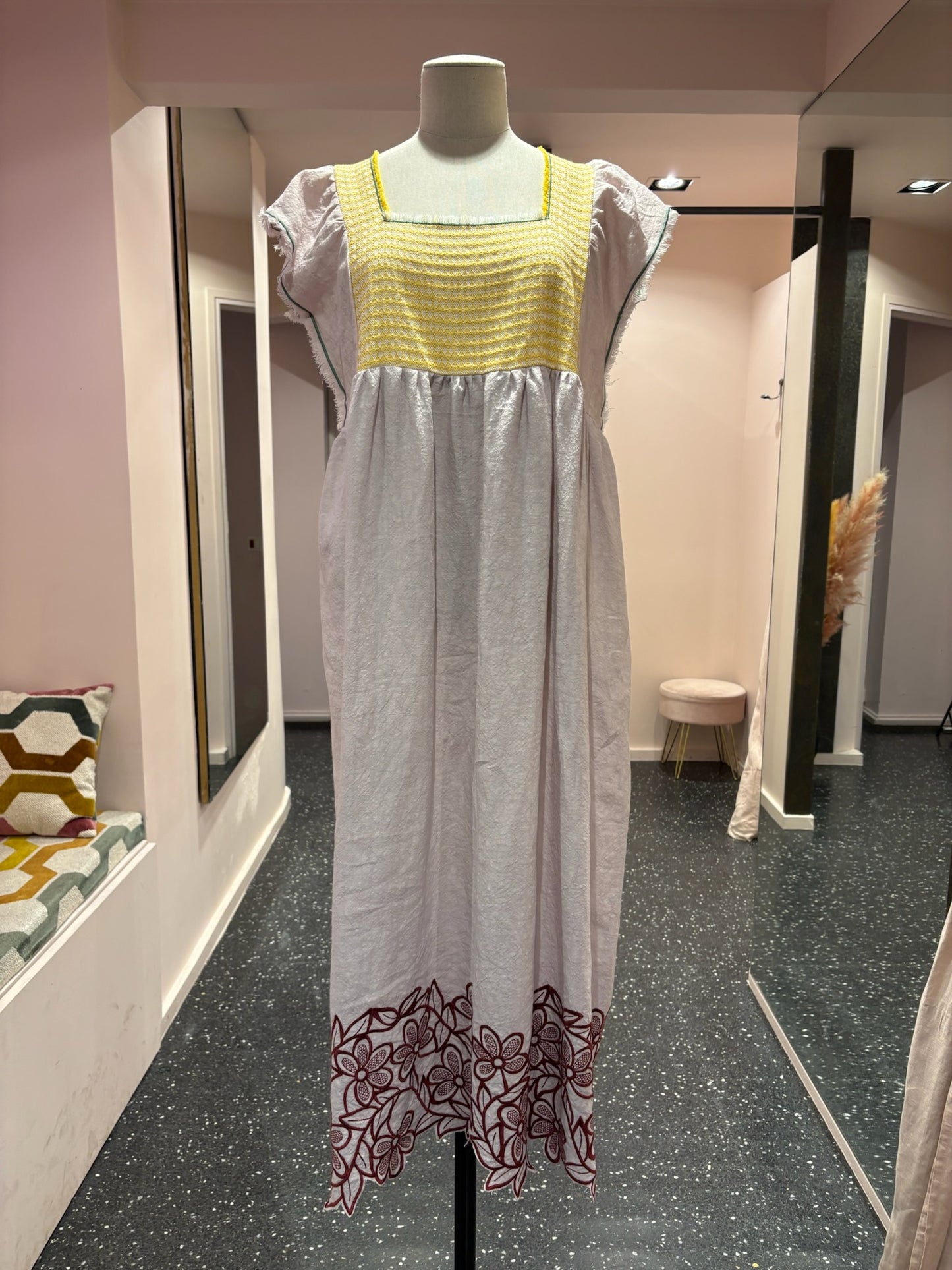 NINA LEUCA – Robe longue rose pâle, plastron jaune & broderies bordeaux