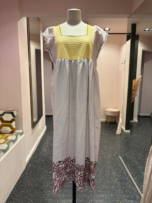 NINA LEUCA – Robe longue rose pâle, plastron jaune & broderies bordeaux