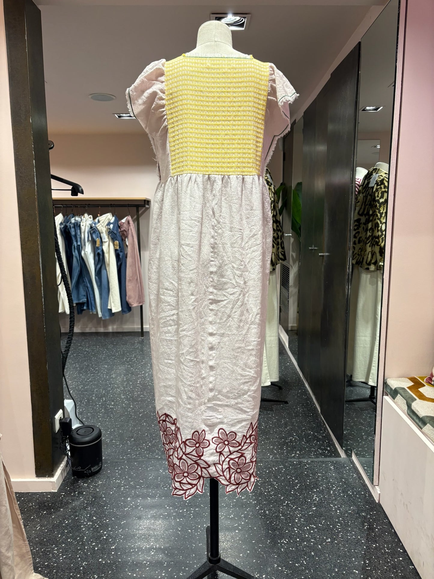 NINA LEUCA – Robe longue rose pâle, plastron jaune & broderies bordeaux
