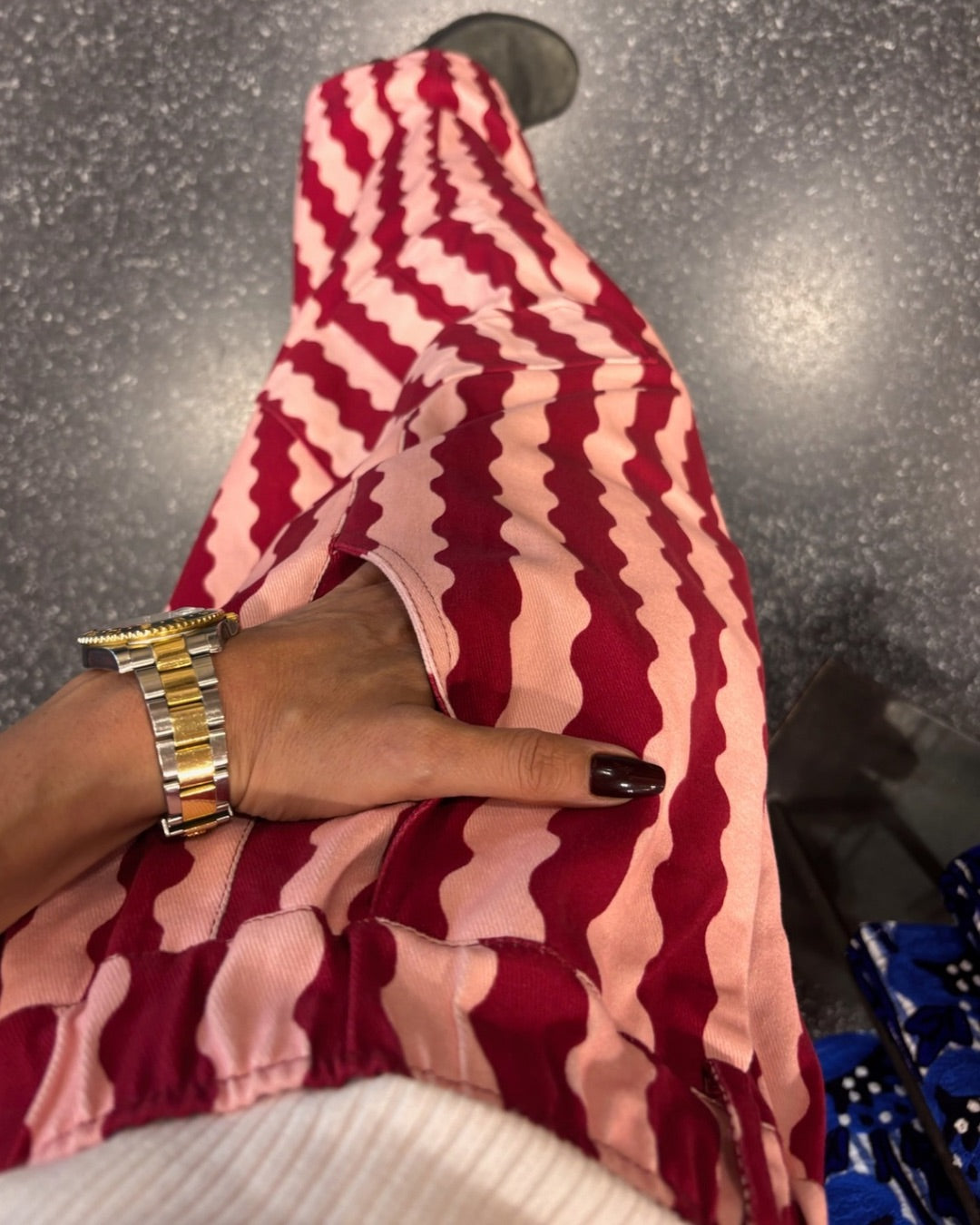MOMENT- Pantalon cargo imprimé rayures ondulées