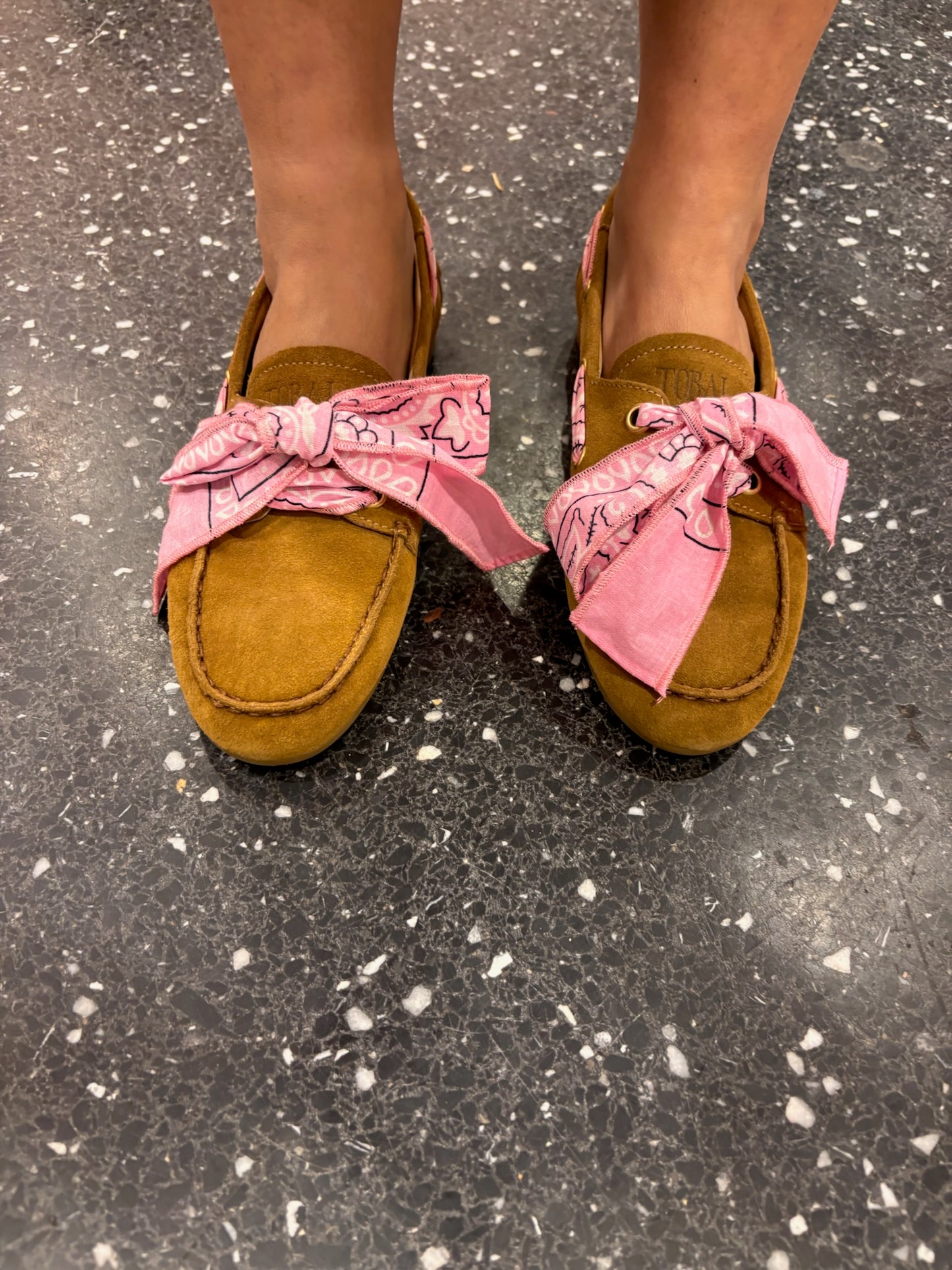 Mocassins en daim cognac & bandana rose - TORAL