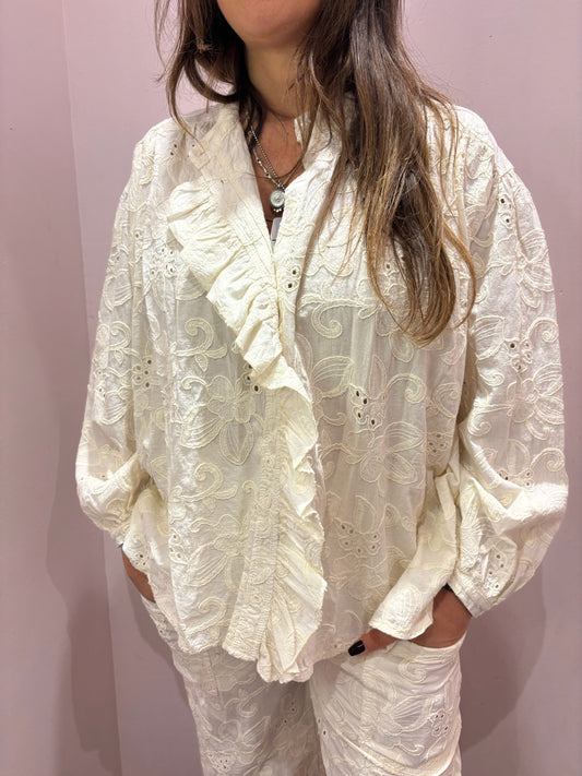 Chemise à jabots en broderies anglaises écrues Johanna