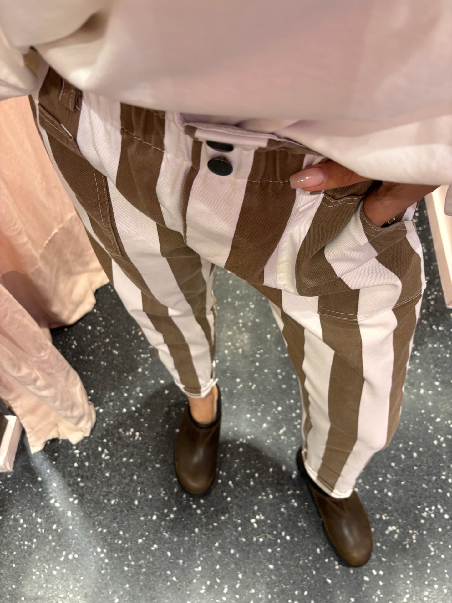 JOHANNA - Pantalon à rayures et boutons