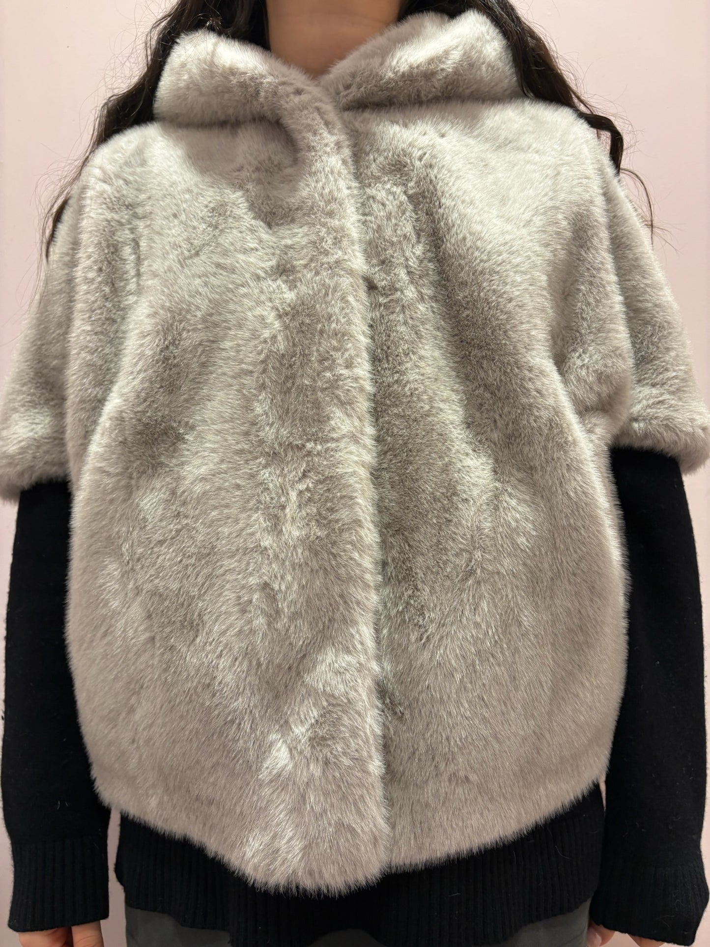 Cape en fausse fourrure grise