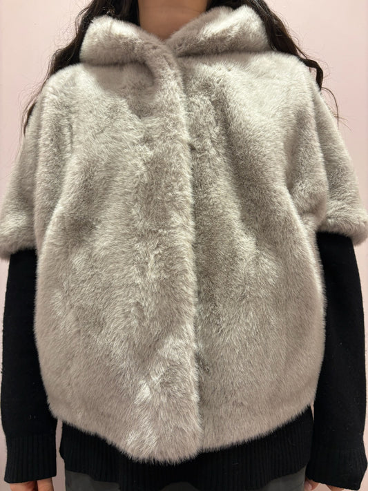 Cape en fausse fourrure grise