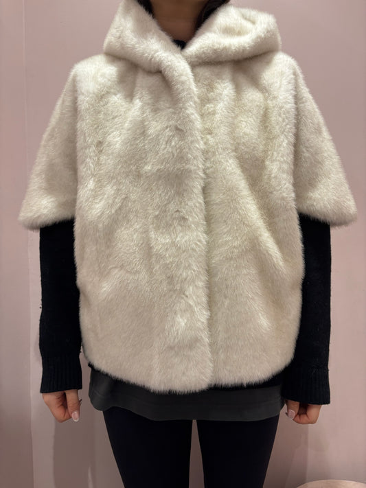 Cape en fausse fourrure blanche