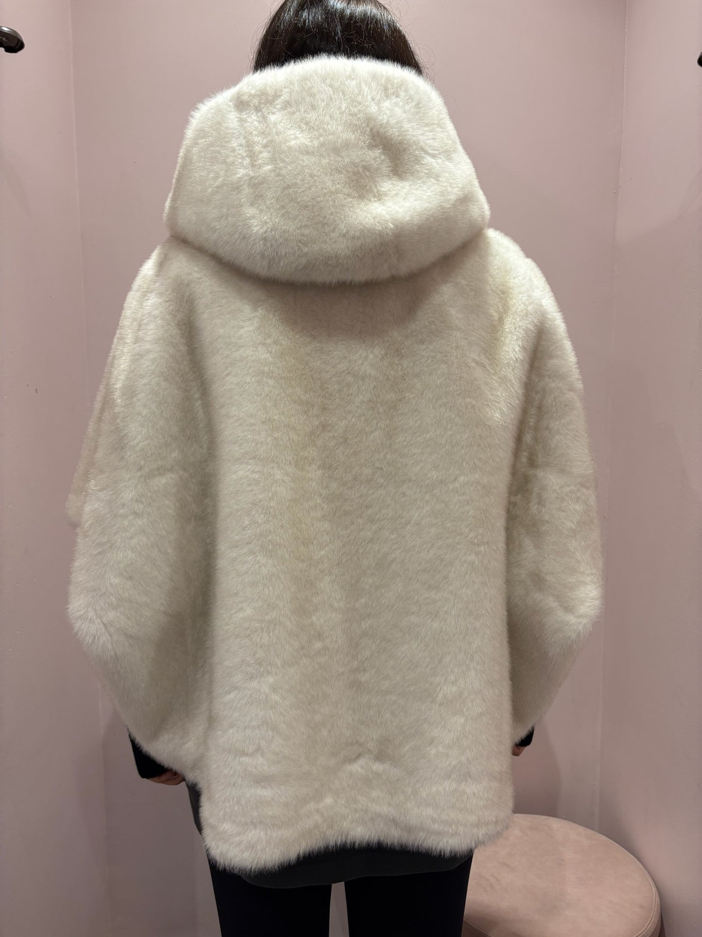 Cape en fausse fourrure blanche