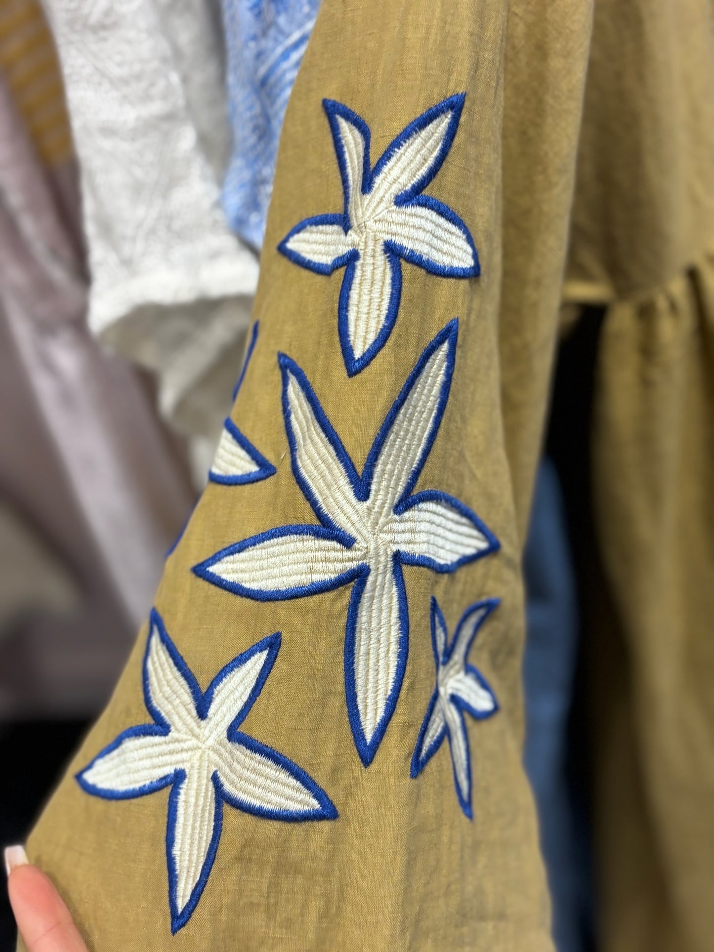 NINA LEUCA – Robe longue verte & broderies bleues