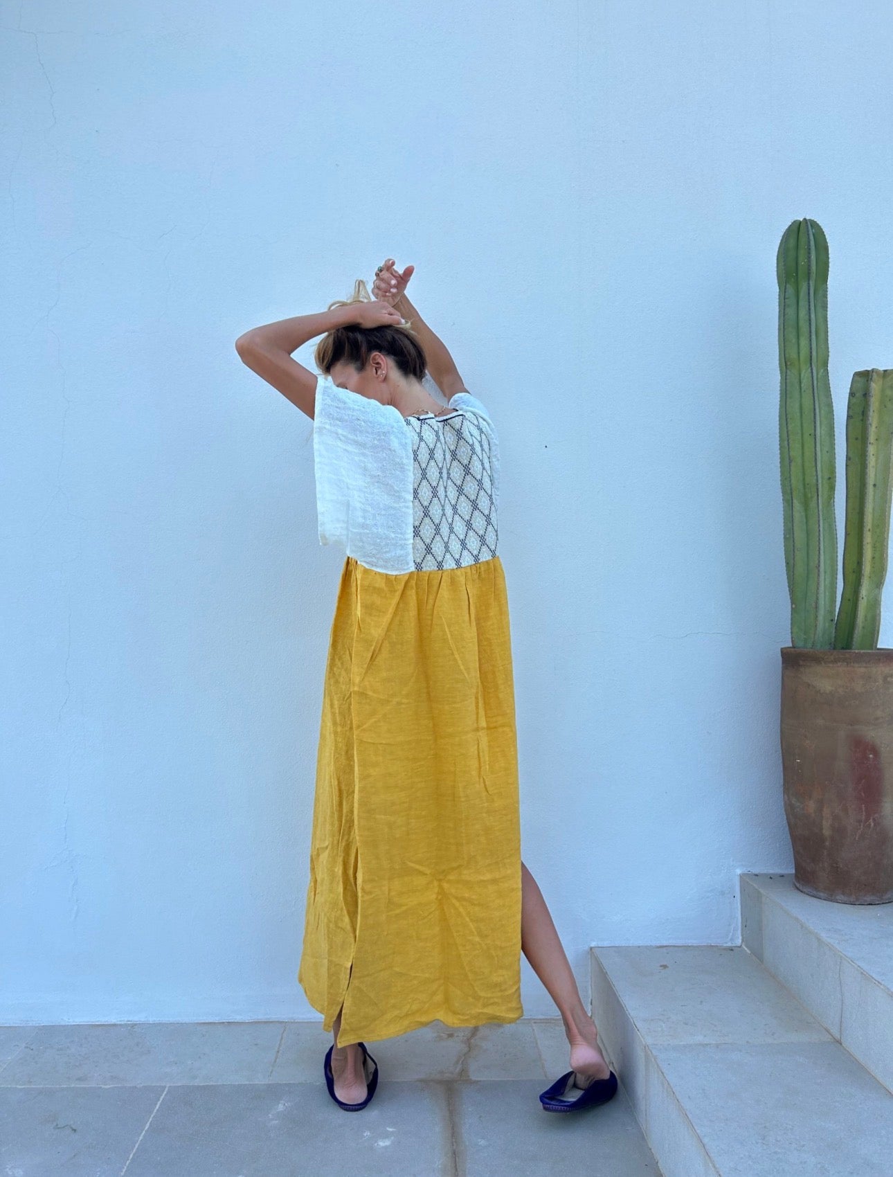 NINA LEUCA – Robe longue jaune ocre & écru