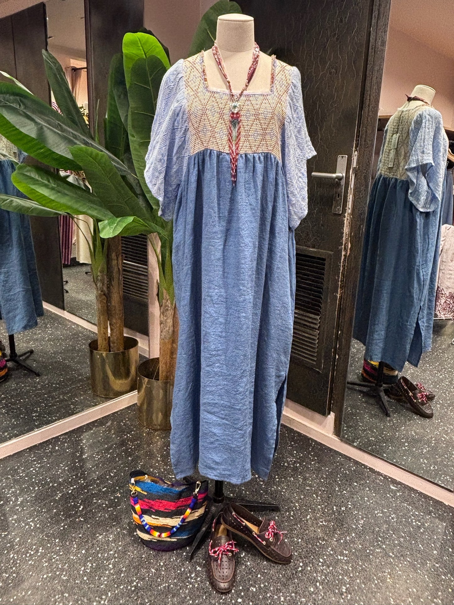 NINA LEUCA – Robe longue bleu délavé & plastron tissé