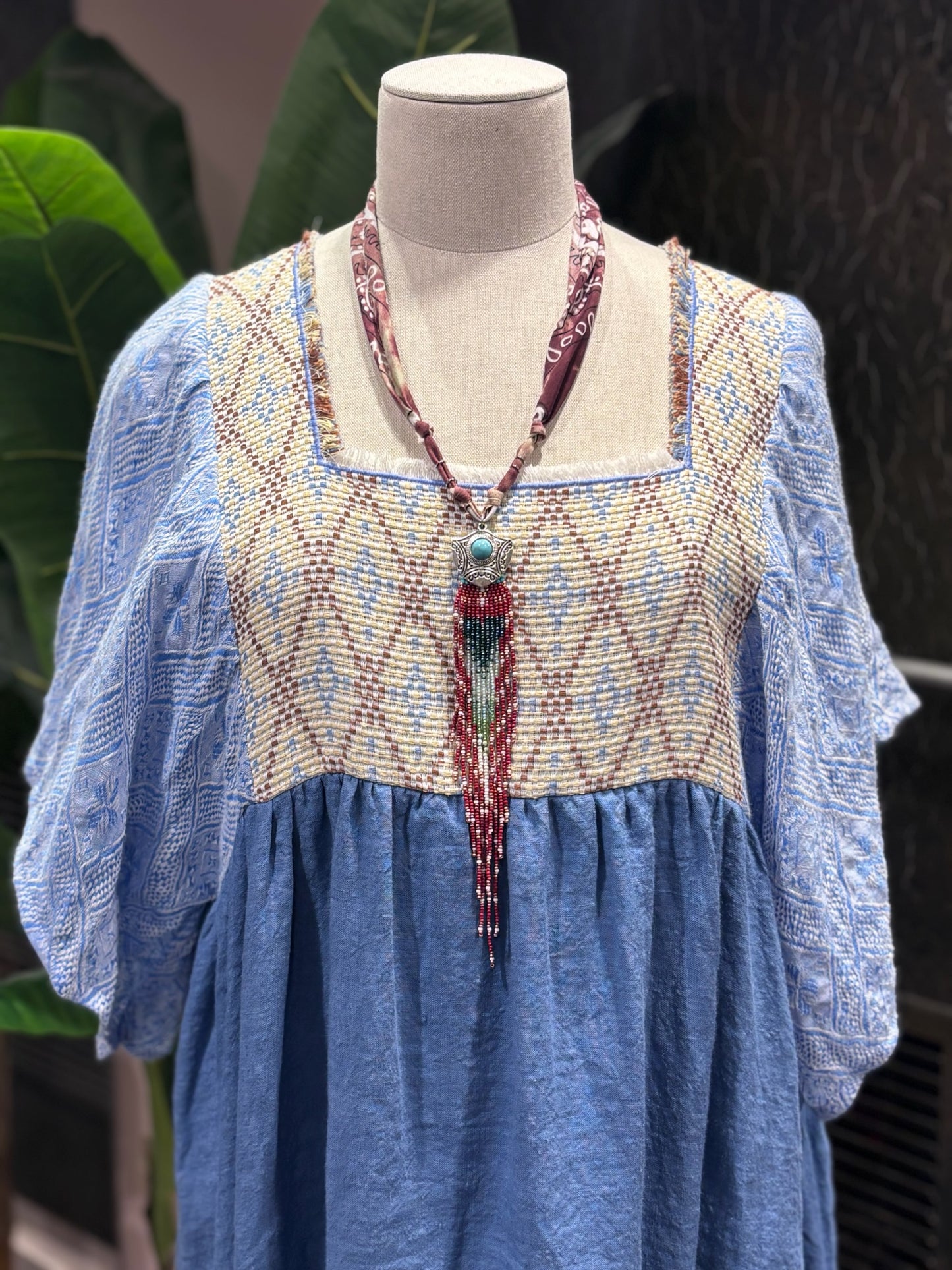 NINA LEUCA – Robe longue bleu délavé & plastron tissé