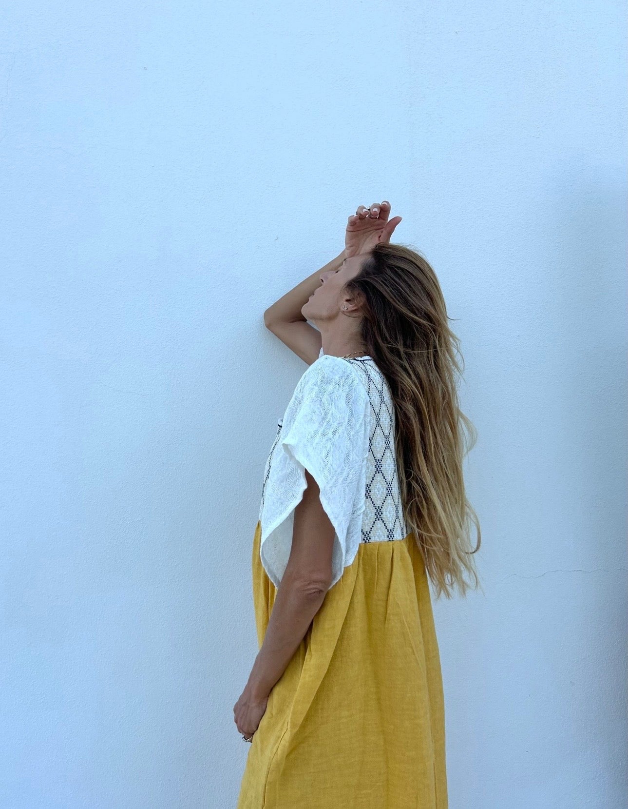 NINA LEUCA – Robe longue jaune ocre & écru