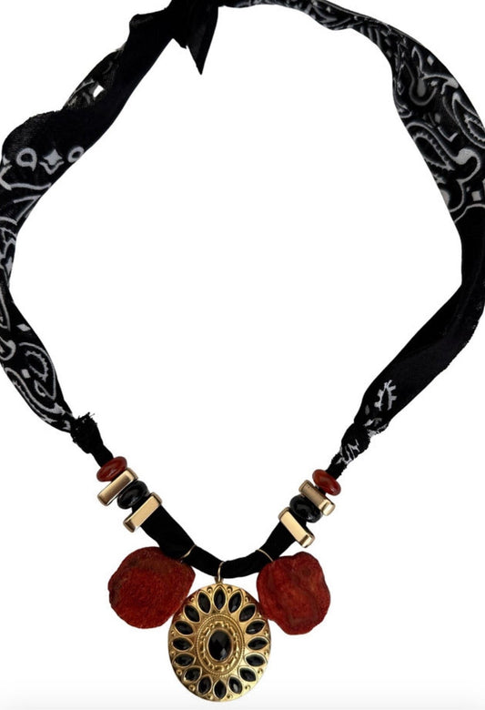 Collier bandana noir et rouge profond