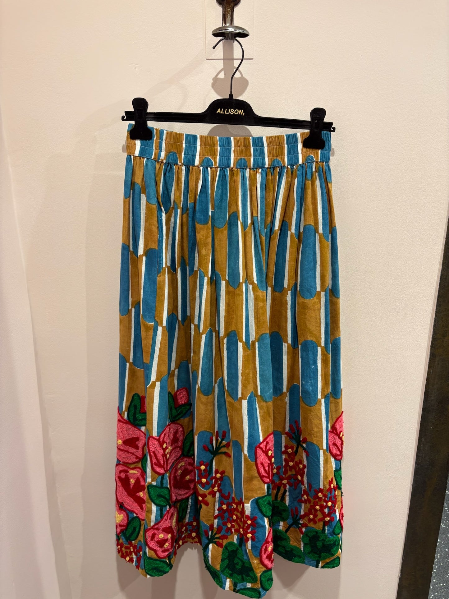 Jupe brodée motif graphique ocre & bleu (camélia) – XIWIKJ