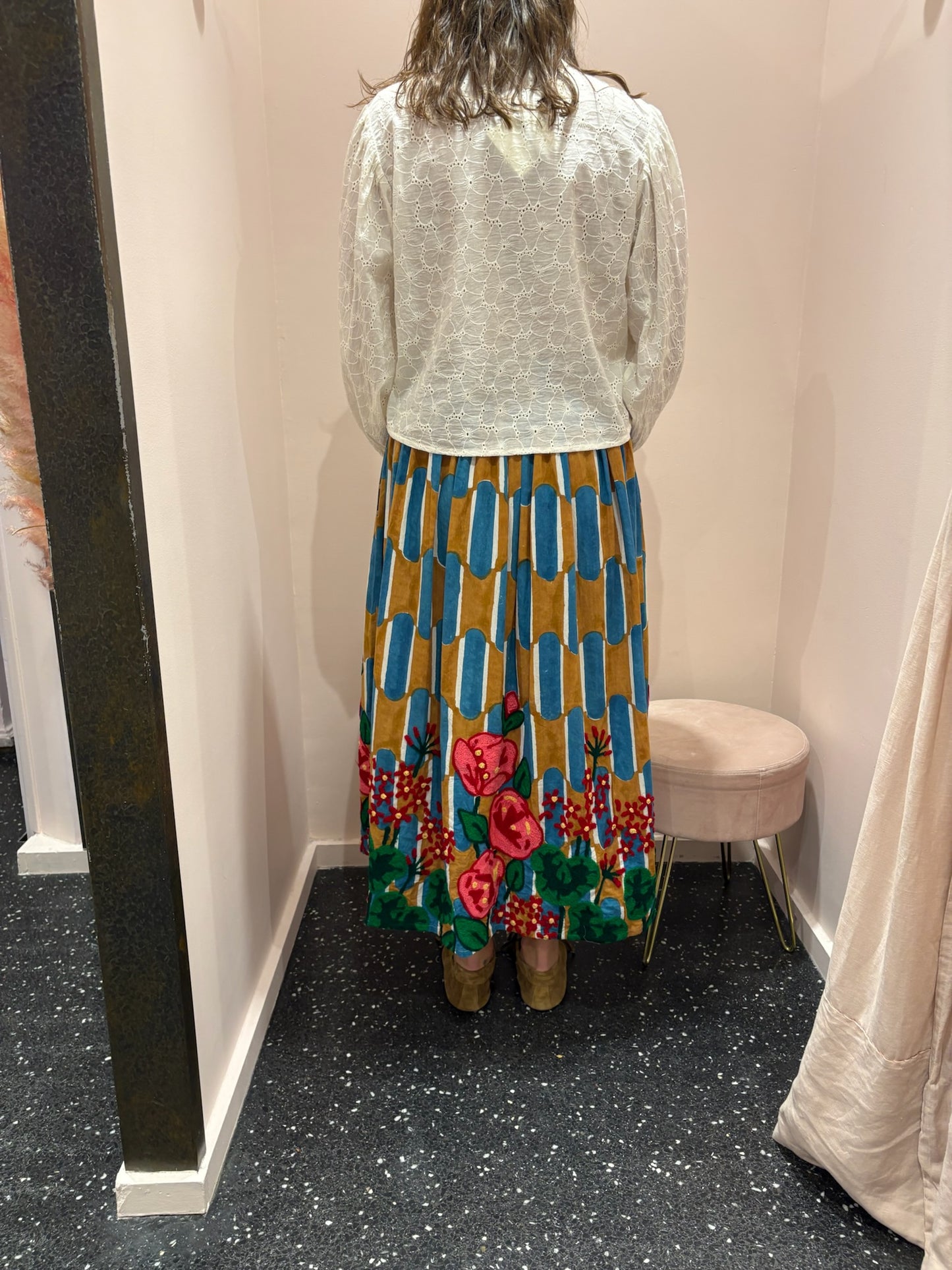 Jupe brodée motif graphique ocre & bleu (camélia) – XIWIKJ
