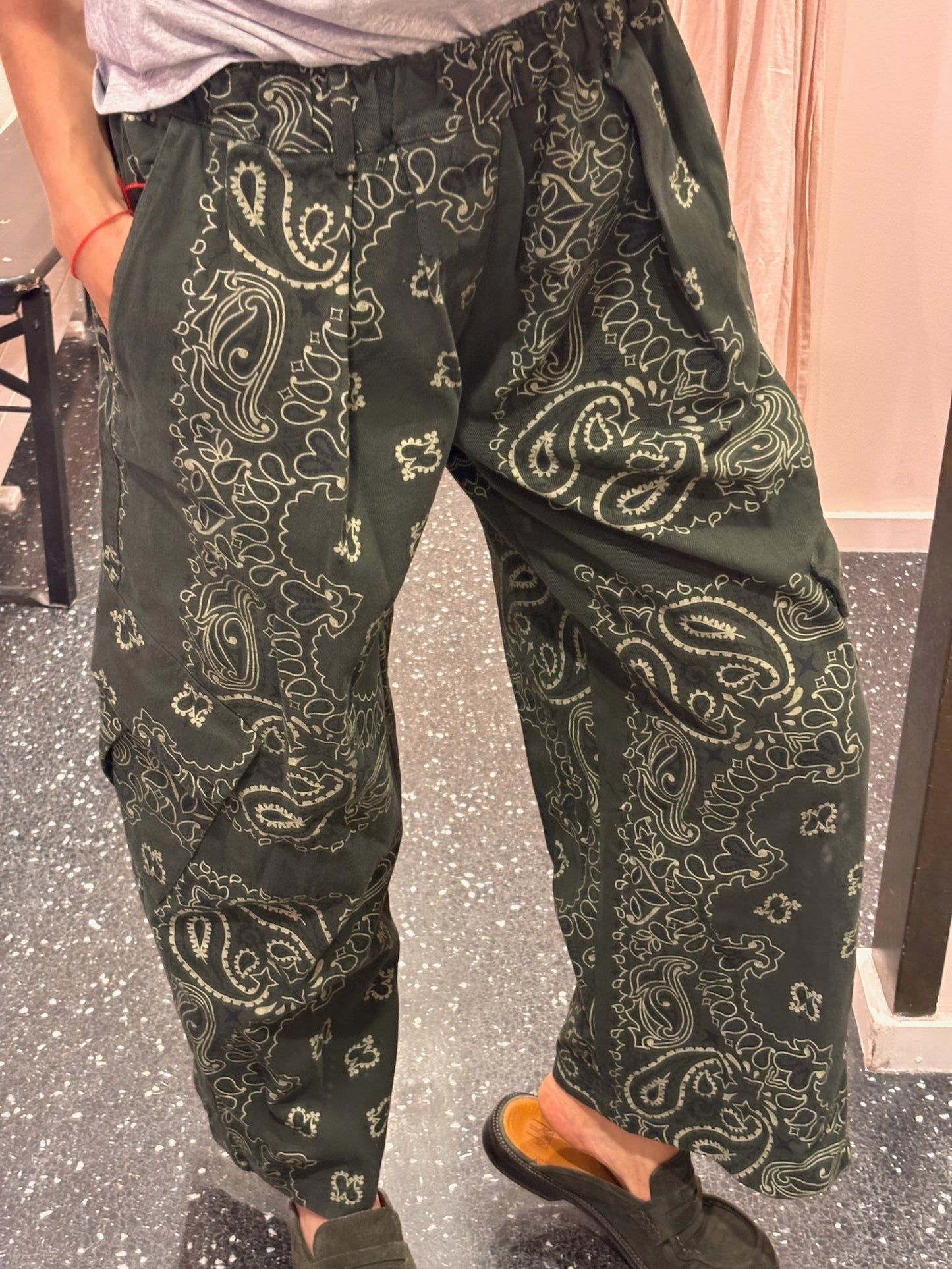 THE CORNER - Pantalon cargo imprimé bandana