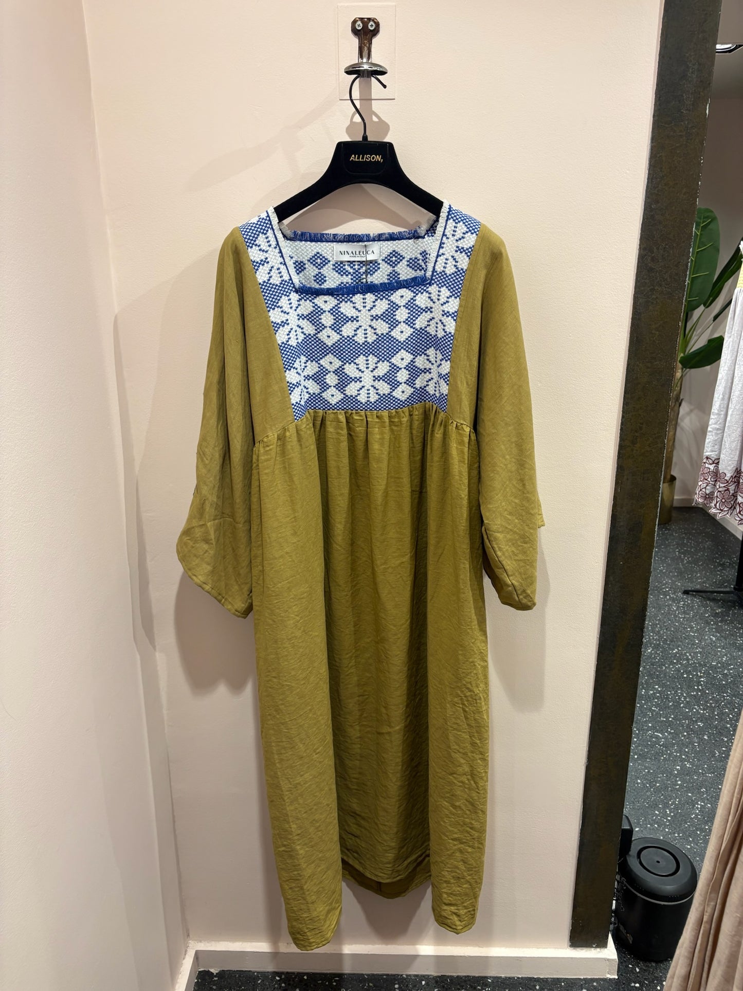 NINA LEUCA – Robe longue verte & broderies bleues