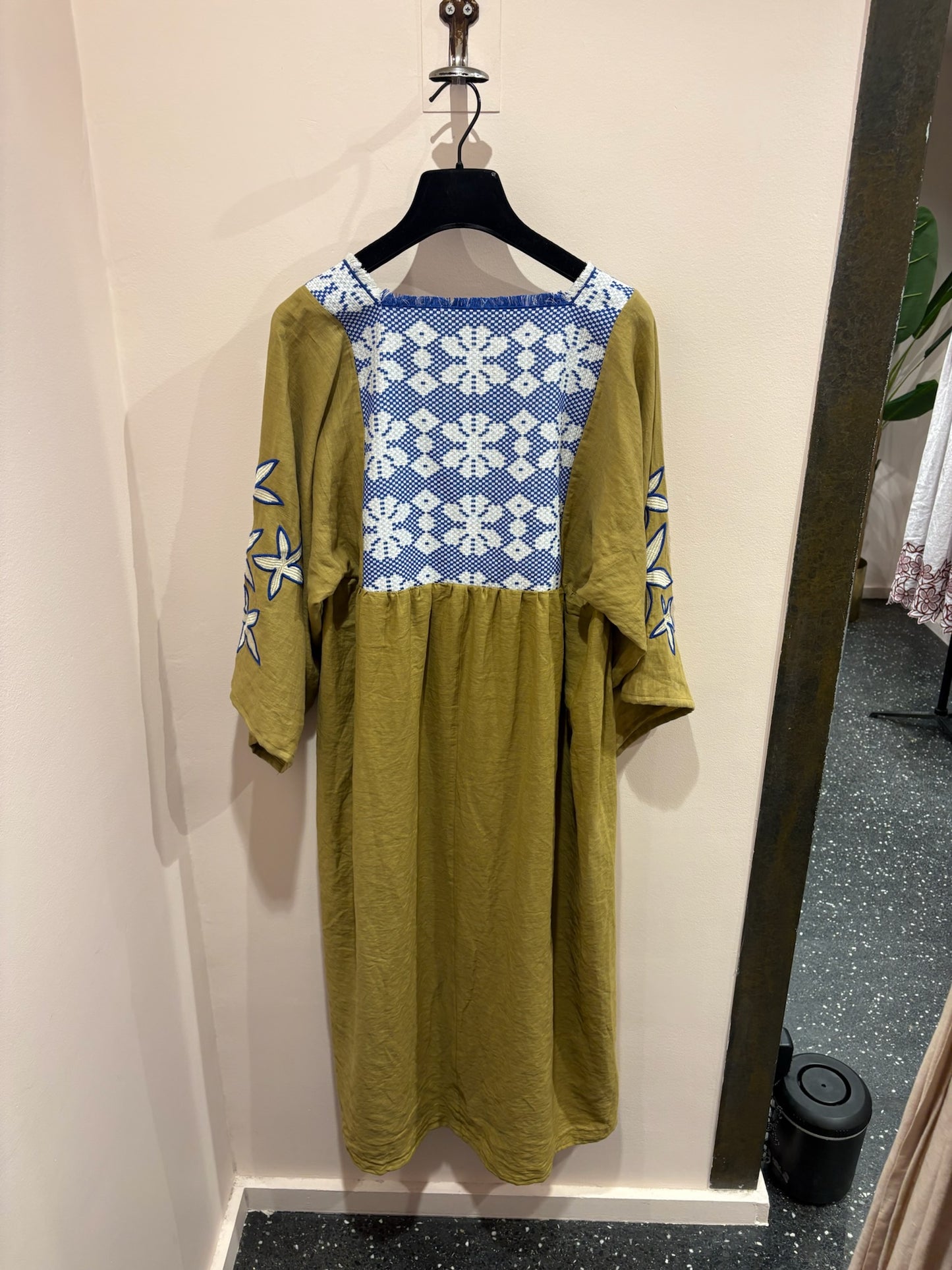 NINA LEUCA – Robe longue verte & broderies bleues
