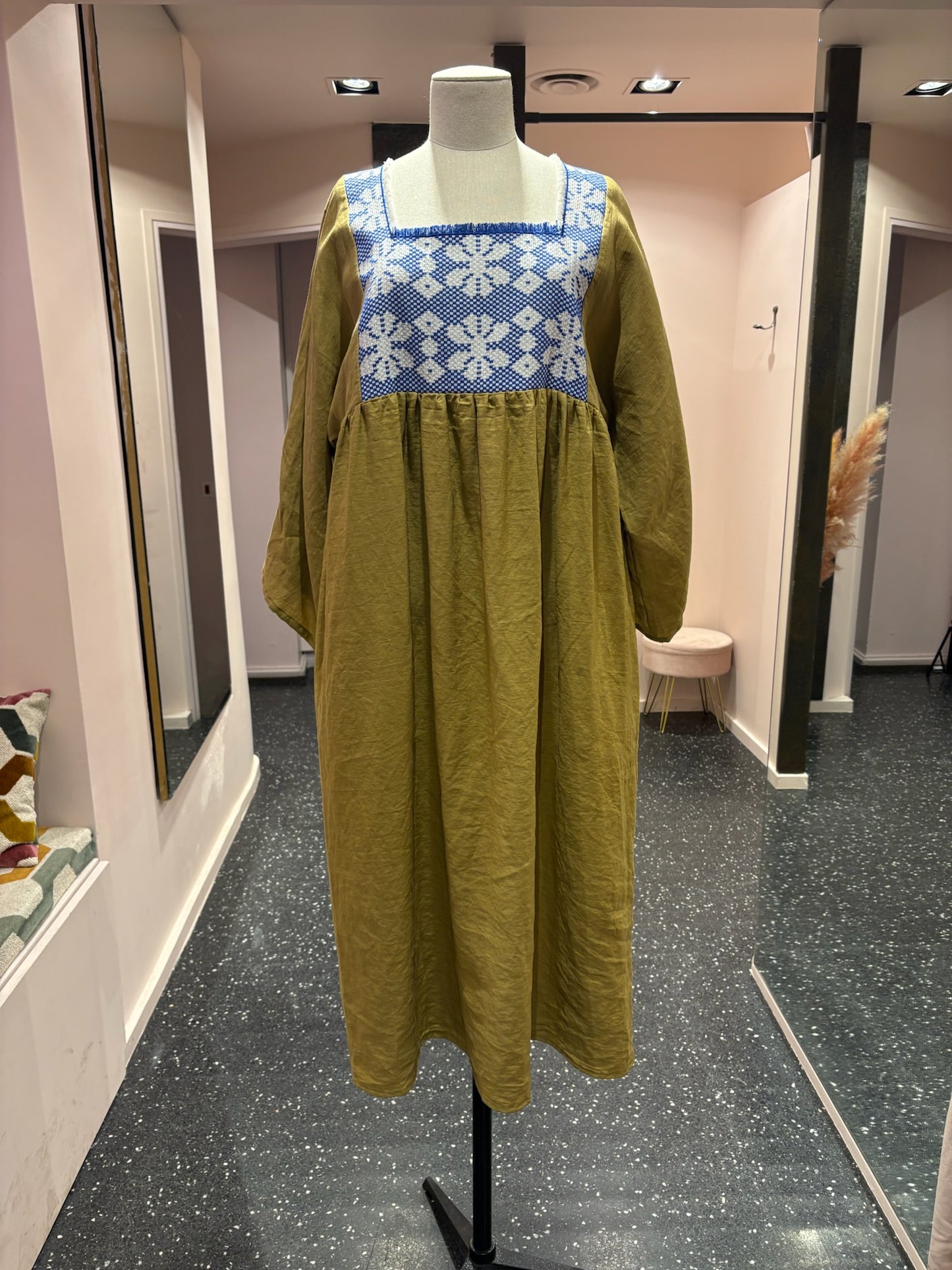 NINA LEUCA – Robe longue verte & broderies bleues